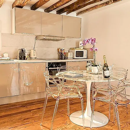 Casalionelparis 1820 Flat With Elevator, Queen Bed, Portable Ac, Near Le Louvre